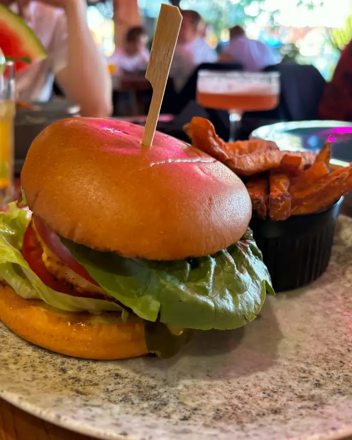 Burger wołowy w maślanej bułce z frytkami z batatów